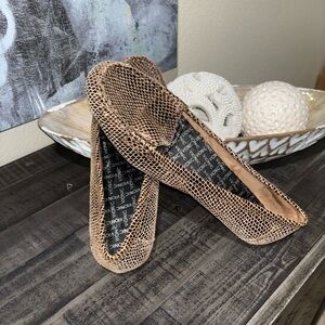 Vionic 'Chill Larrun' loafers in bronze snake-embossed leather SZ 9.5​